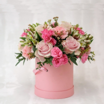 Gyönyörű virágdoboz rózsaszín virágokkal