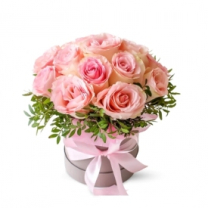 Rózsaszín rózsák dobozban